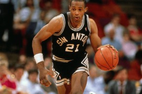 爱游戏-穆古鲁扎关键节点回归赛场，老鹰带队取胜！的简单介绍